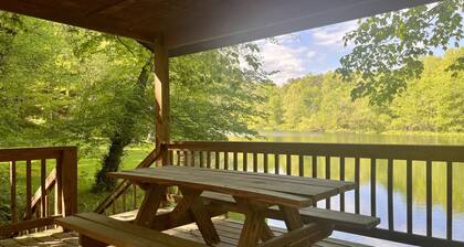 Cabin with River View located between Cherokee & Bryson City, 5 miles to casino!