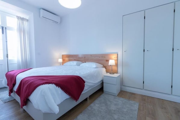Laptopgeeigneter Arbeitsplatz, kostenlose Babybetten, Reisekinderbett