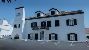 Un edificio blanco con un letrero que dice "LAGOA HOTEL".