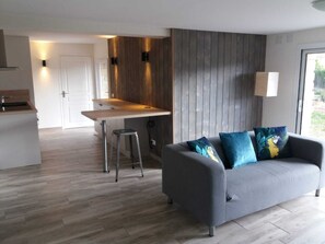 Televisie, een dvd-speler, boeken en een filmbibliotheek