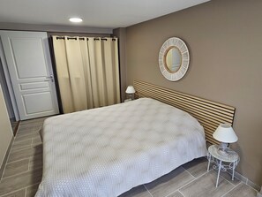 2 عدّة غرف نوم ومكواة/لوح كي وسرير سفر وواي فاي مجانًا