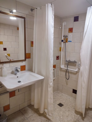 Habitación doble, con acceso para personas discapacitadas | Baño | Amenidades de baño gratuitas y toallas 
