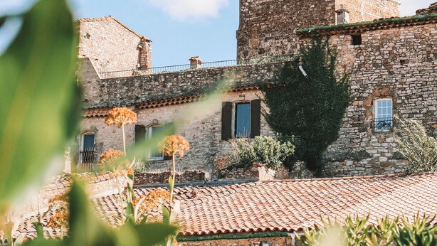 A stone building with a tower, featuring a tiled roof and a small window. - Hostel Le Diablotin (Saint-Jean-de-Fos)
