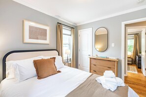 3 bedrooms, hypo-allergenic bedding, desk, iron/ironing board