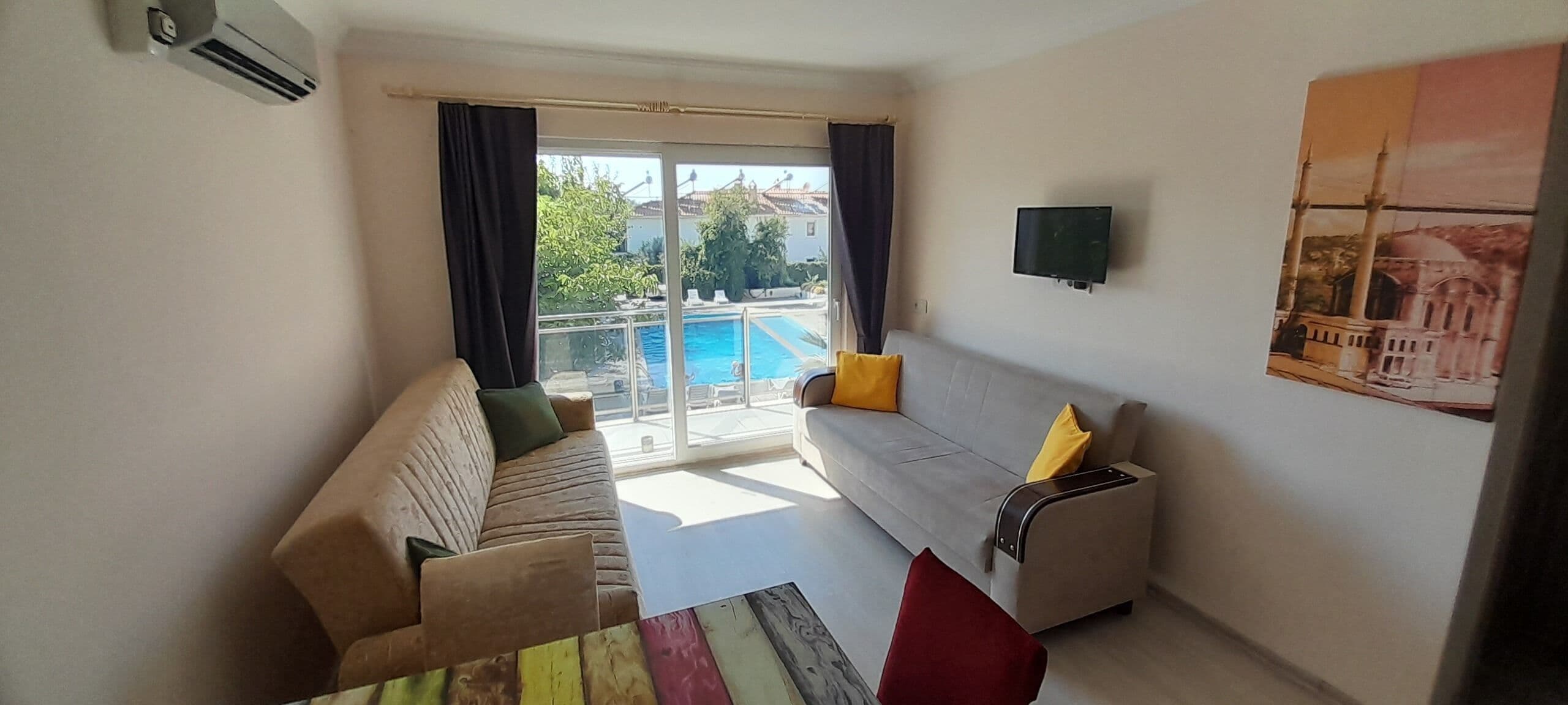 Deluxe-Apartment, Poolblick | Wohnbereich | 80-cm-Flachbildfernseher mit Satellitenempfang