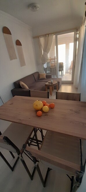 Elite-Apartment, Poolblick | Wohnbereich | 80-cm-Flachbildfernseher mit Satellitenempfang