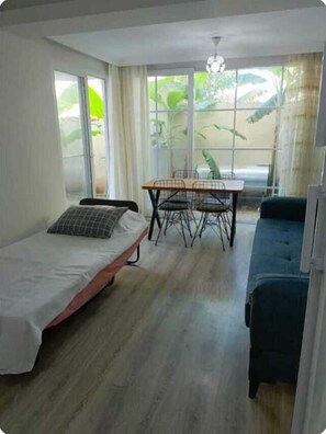 Classic Condo, Garden View | Living area | 80-cm flat-screen TV with satellite channels - Oludeniz Evleri (Fethiye)