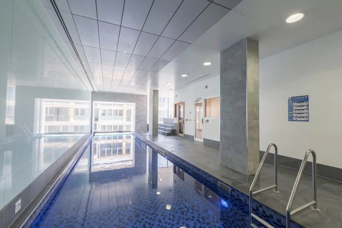 ‘Sleep, Swim & Steam’ - 2 bed apt with carpark!!!!