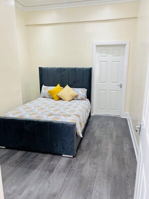 2 habitaciones, tabla de planchar con plancha y wifi gratis 