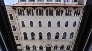 A multi-story building with arched windows and a tiled roof. - Sistina36 Spanish Steps Apartment (Roma)