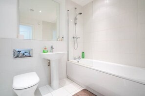 Baignoire, sèche-cheveux, serviettes fournies, papier toilette