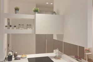 Réfrigérateur, micro-ondes, plaque de cuisson, cafetière/bouilloire