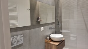Ducha, secador de pelo, bidet, toallas