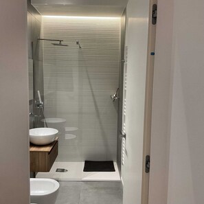 Doccia, asciugacapelli, bidet, asciugamani