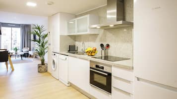 Apartamento familiar | Cocina privada | Frigorífico, microondas, placa de cocina y plancha