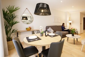 Apartamento | Zona de estar | Smart TV de 43 pulgadas con canales digitales, una televisión