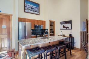 Réfrigérateur, four à micro-ondes, un four, surface de cuisson