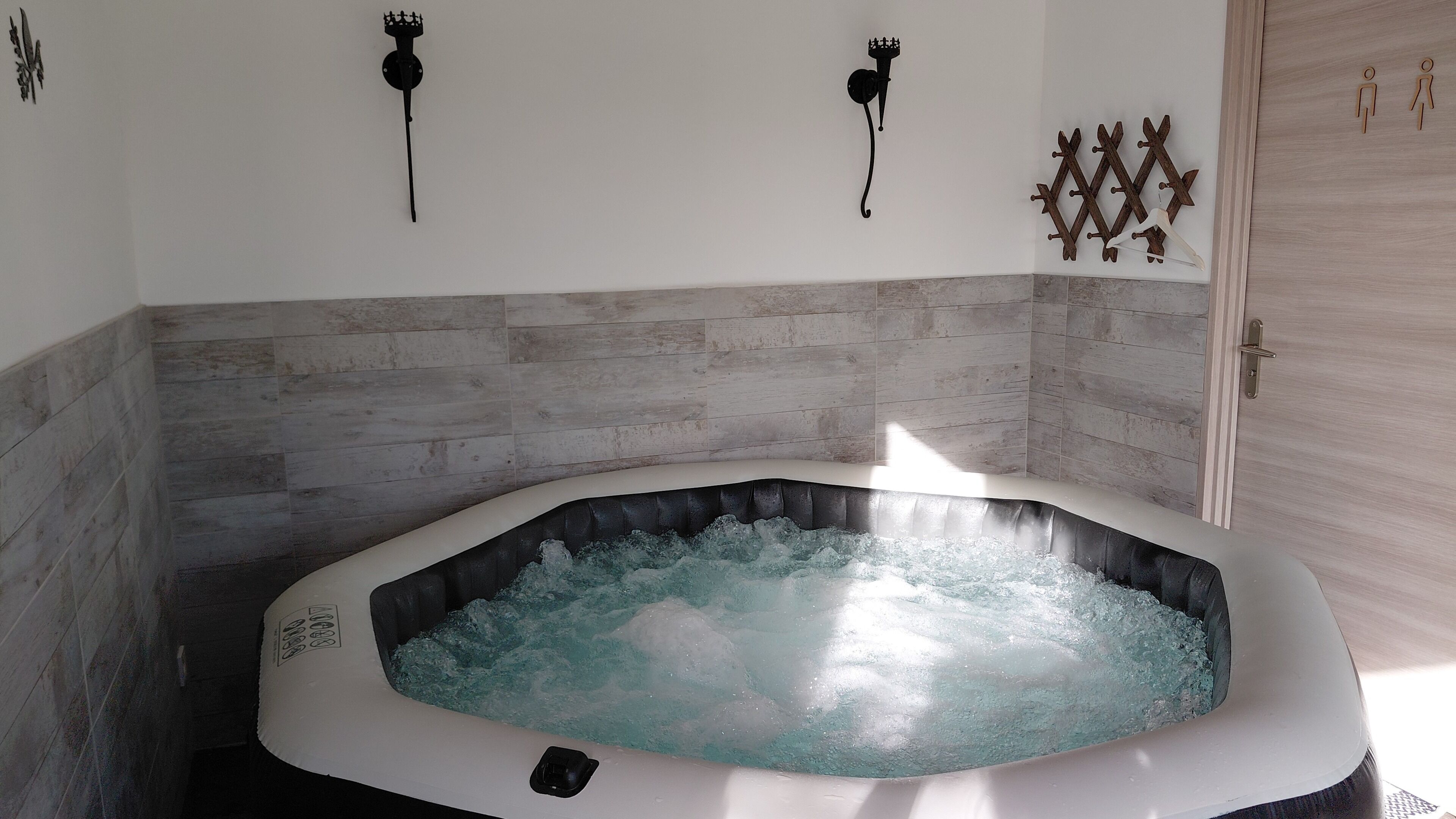 Indoor spa tub