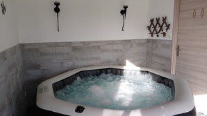 A hot tub with a wooden wall and a door. - Villa Maëlla (Saint-Michel-Tubœuf)