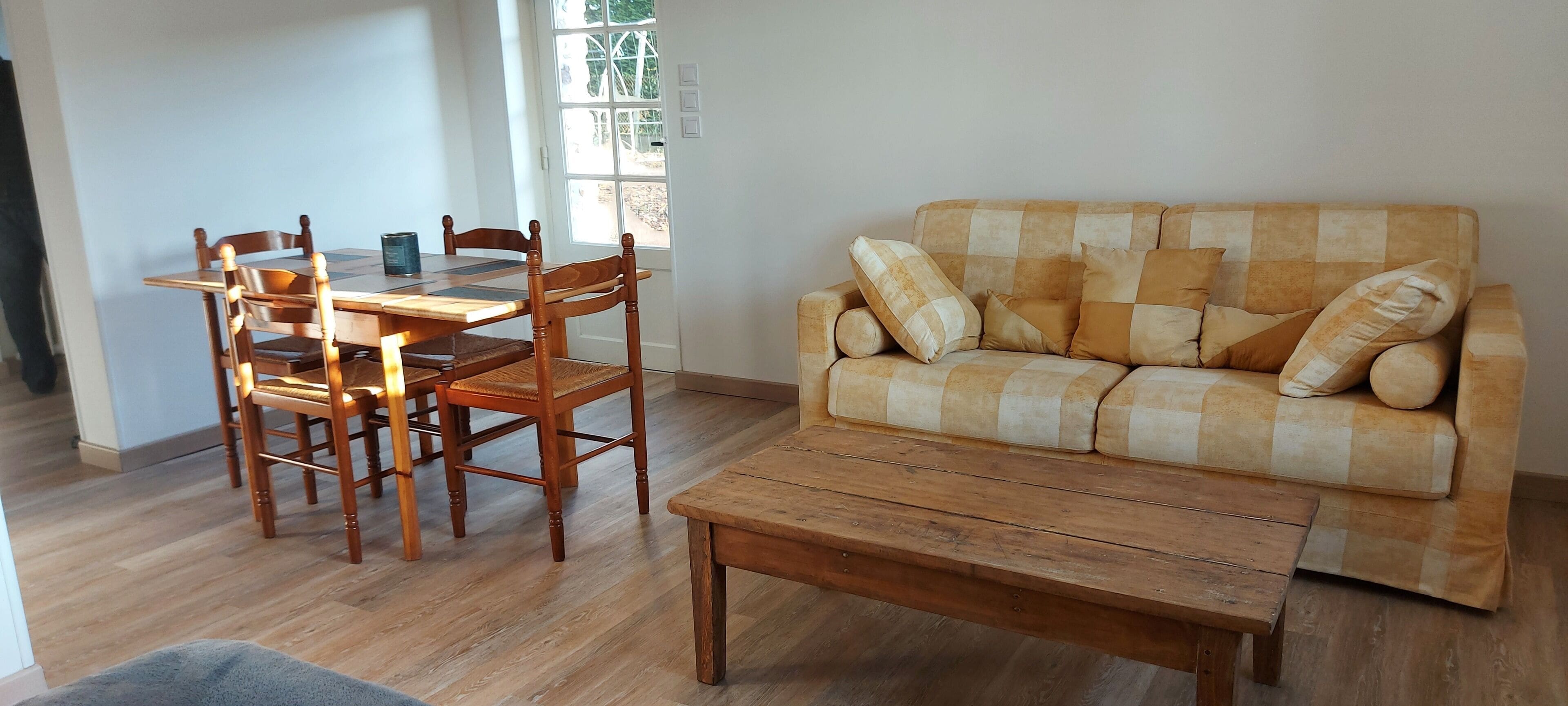 Comfort Apartment, Hot Tub, Garden Area | Living area | Offices