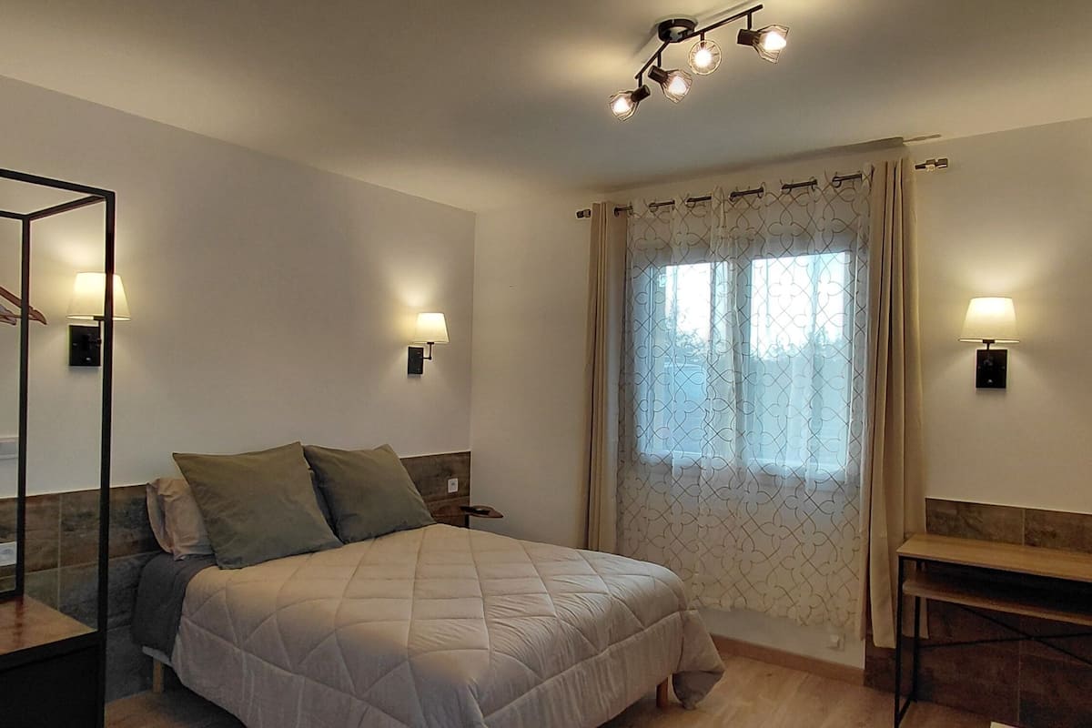 Comfort Studio Suite, Hot Tub, Garden Area | 2 bedrooms, premium bedding, pillow-top beds, individually decorated