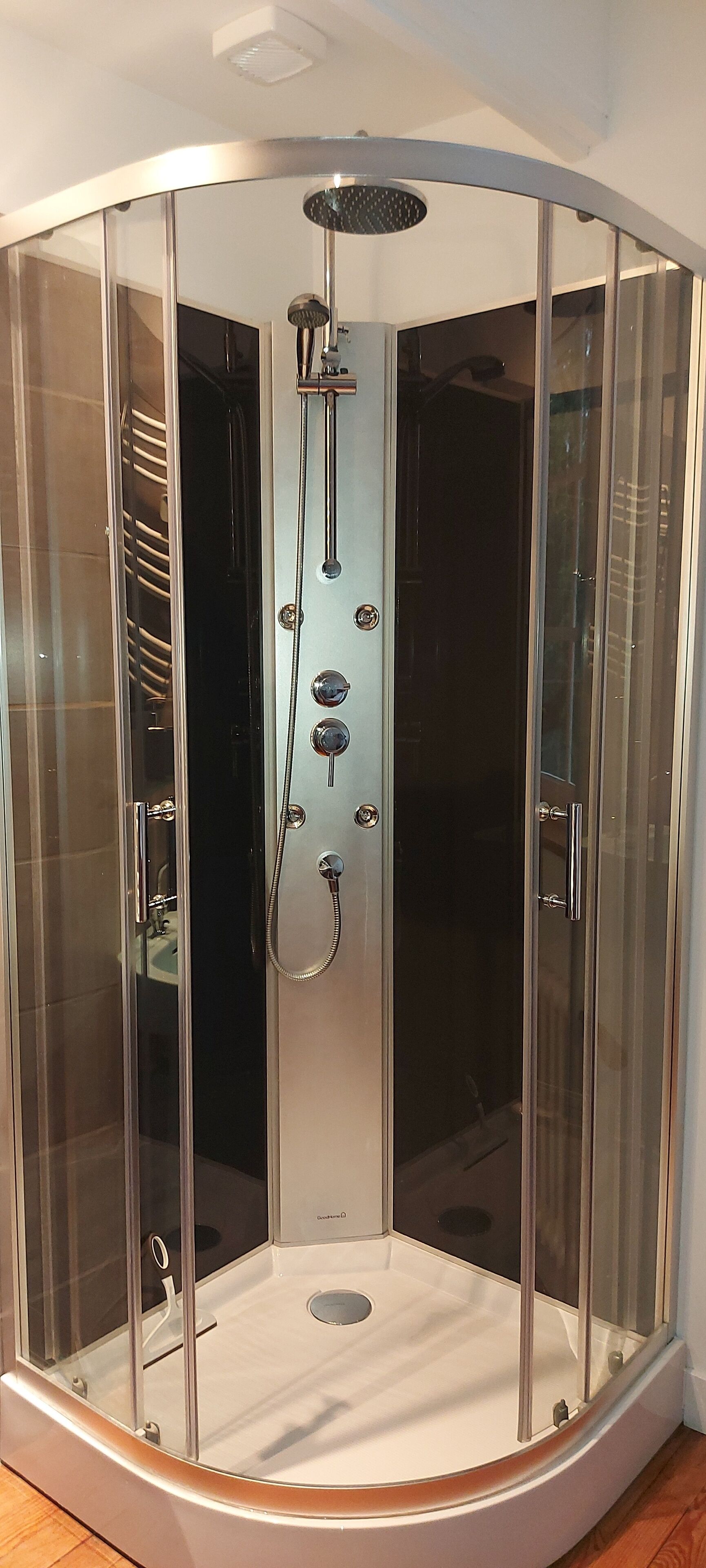 Shower, hydromassage showerhead, free toiletries, hair dryer