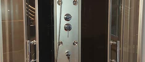 Shower, hydromassage showerhead, free toiletries, hair dryer