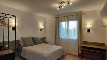 Comfort Studio Suite, Hot Tub, Garden Area | 2 bedrooms, premium bedding, pillowtop beds, individually decorated