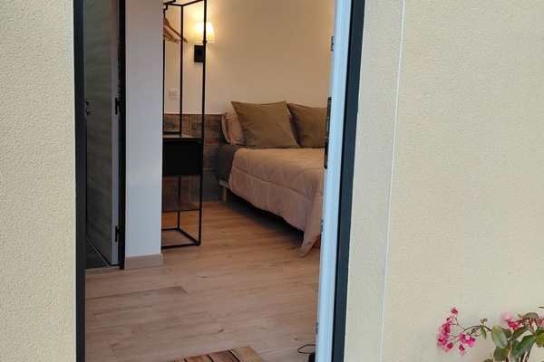 Comfort Studio Suite, Hot Tub, Garden Area | Wardrobe