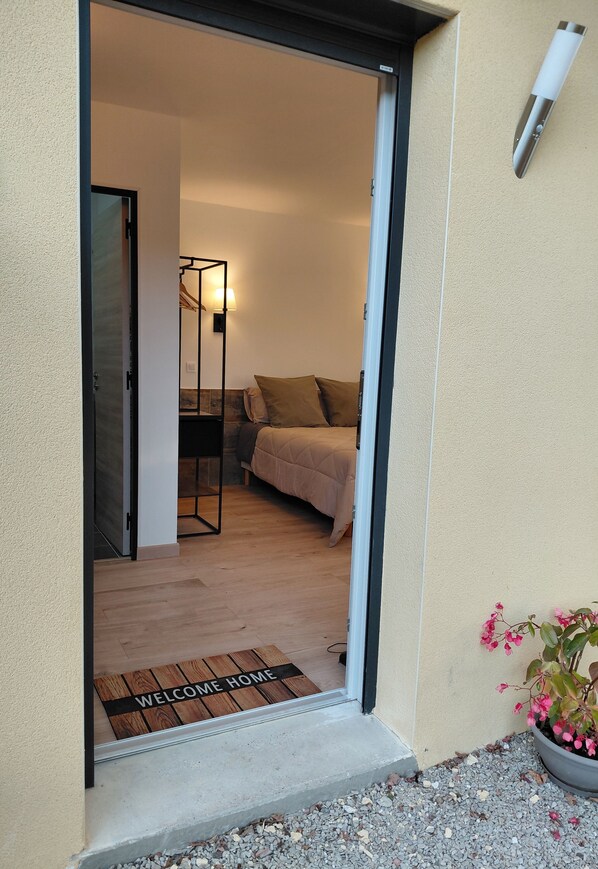 Comfort-studiosuite - boblebad - have-område | Klædeskab