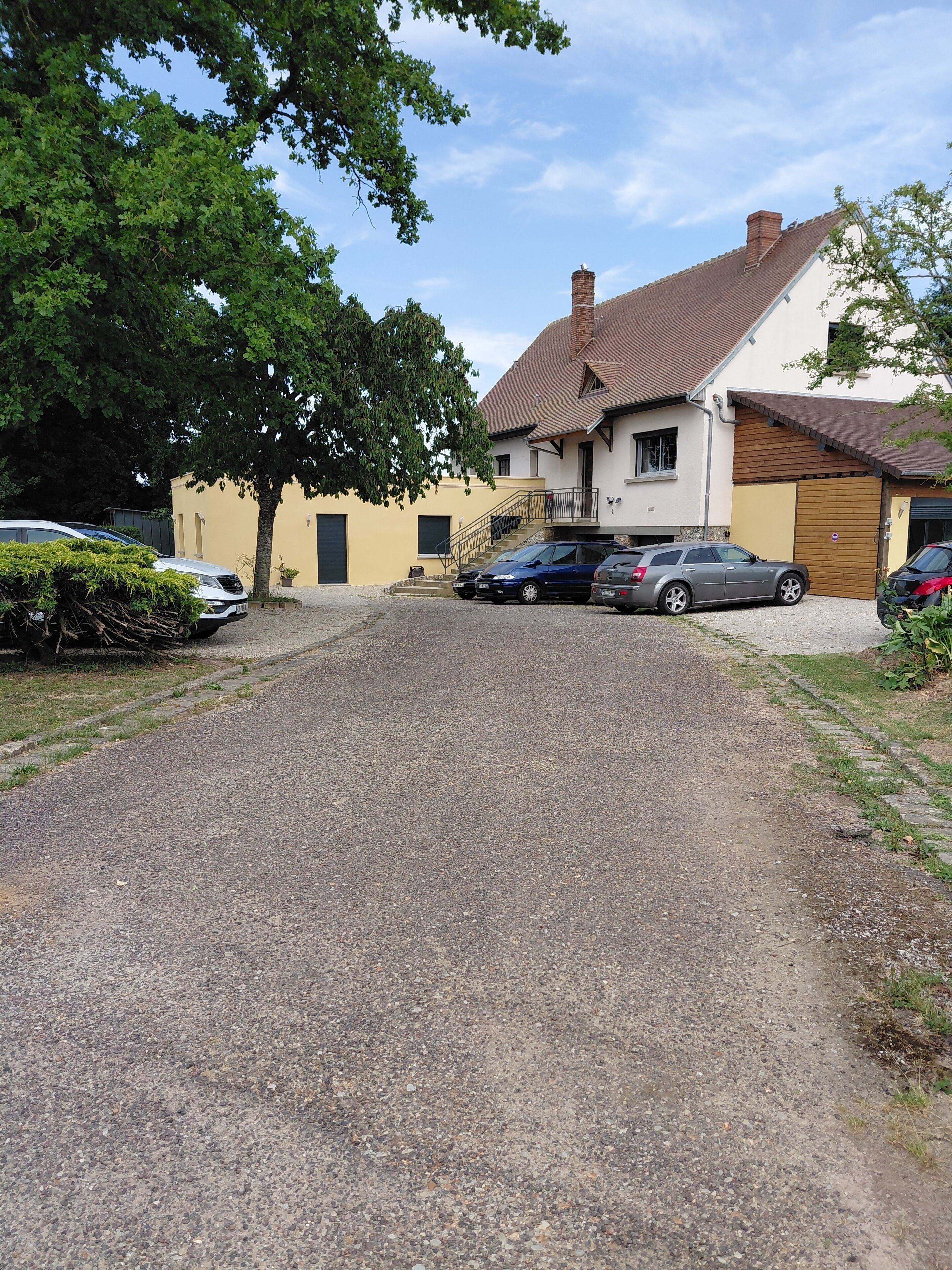 Vista frontal de la propiedad