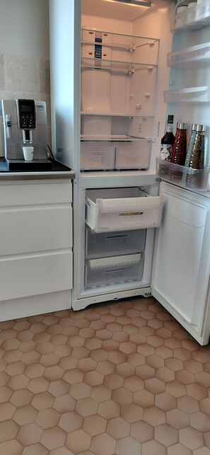 Nevera en la zona común, microondas en la zona común y cafetera o tetera