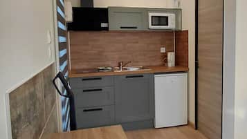 Suite estudio Confort, bañera de hidromasaje, en la zona del jardín | Cocina privada | Nevera en la zona común, microondas en la zona común y cafetera o tetera