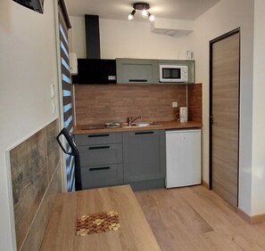 Comfort-Studiosuite, Whirlpool, zum Garten hin | Eigene Küche | Kühlschrank, Mikrowelle, Wasserkocher mit Kaffee-/Teezubehör