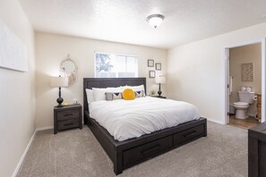 4 chambres, fer et planche à repasser, lit de bébé portatif