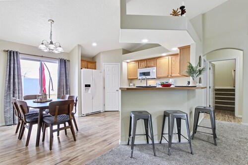 Sunny Oasis! Clean, Updated, Pool & Park Access