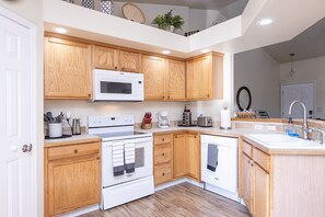 Réfrigérateur, four à micro-ondes, un four, surface de cuisson