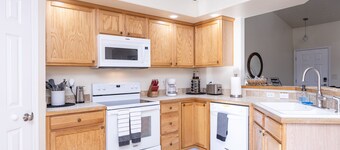 Sunny Oasis! Clean, Updated, Pool & Park Access