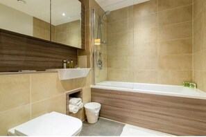 Dusche, Haartrockner, Handtücher, Toilettenpapier