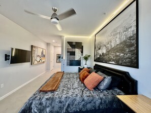 2 habitaciones, escritorio y tabla de planchar con plancha 