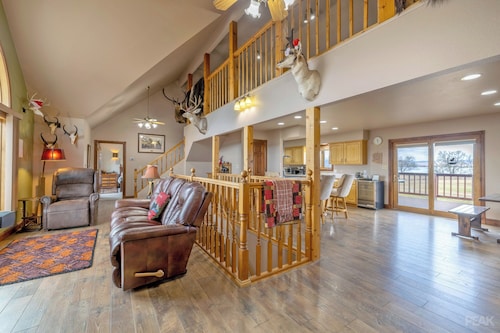 The Hunter's Lodge on Hauser: The Perfect Holiday Getaway!