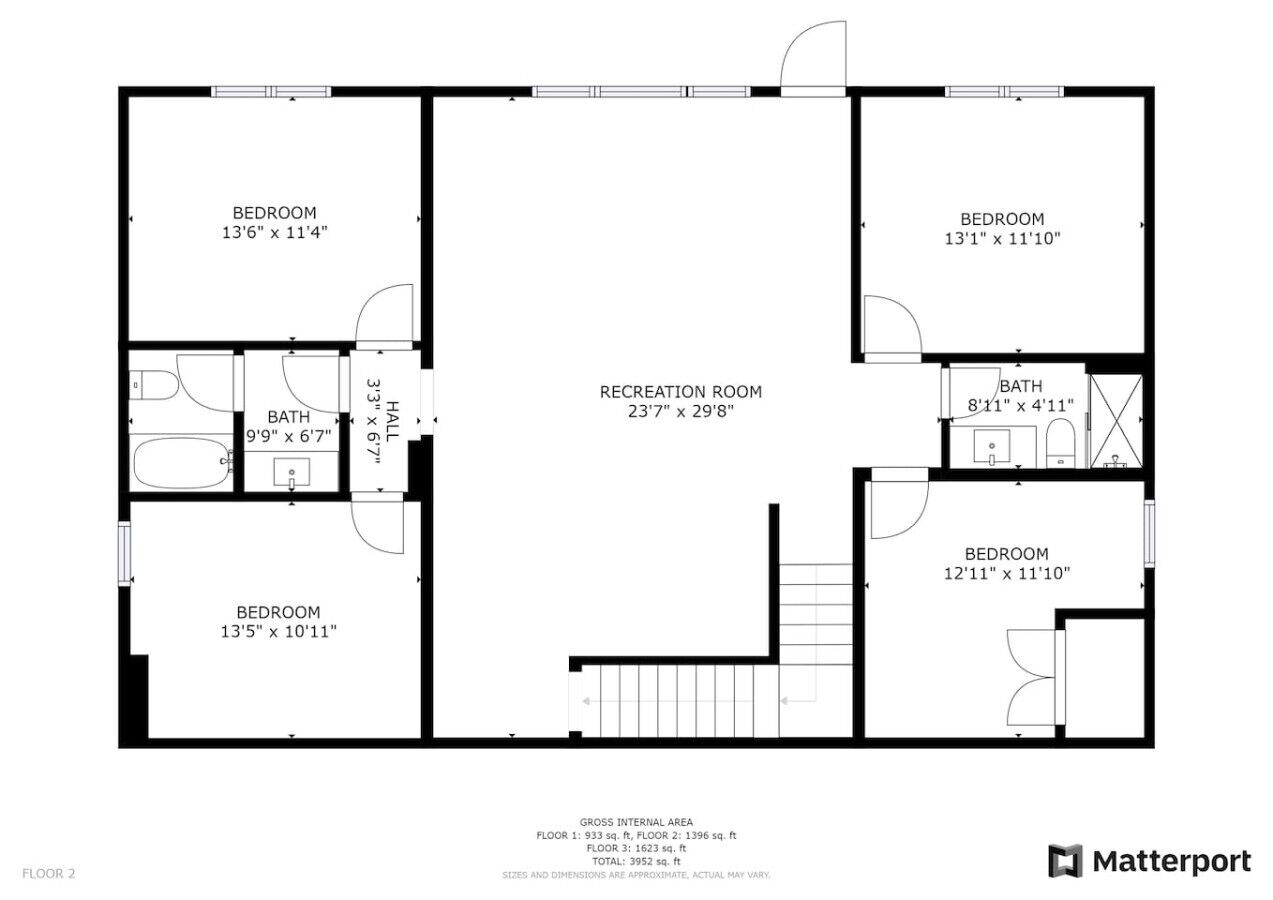 Un plan d’étage d’une maison comprenant trois chambres, une salle de bain, une salle de jeux et un escalier.
