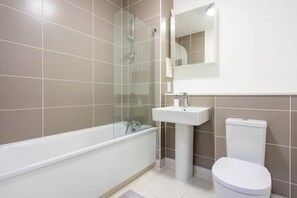 Een douche, een haardroger, handdoeken, toiletpapier