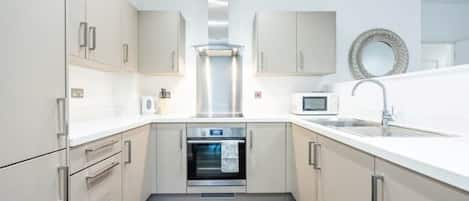 Kylskåp, mikrovågsugn, ugn och vattenkokare