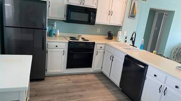 雪櫃、微波爐、焗爐、爐具