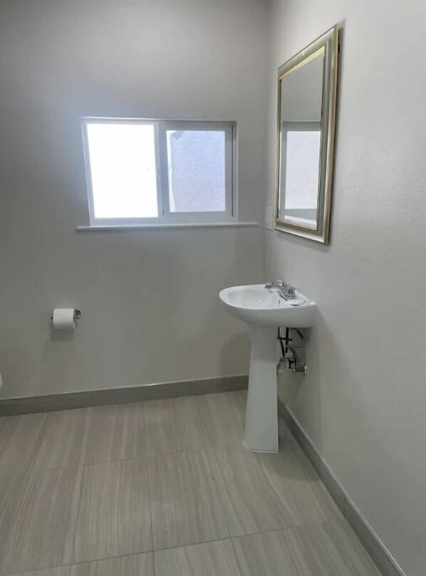 Shower - King ADA with roll in shower (Santa Cruz)