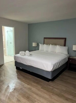 1 bedroom - King ADA with roll in shower (Santa Cruz)