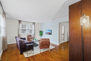 Smart TV, Netflix, Hulu, streaming services