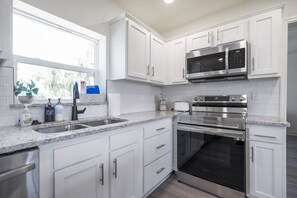 Refrigerador, microondas, horno y parrilla de estufa 