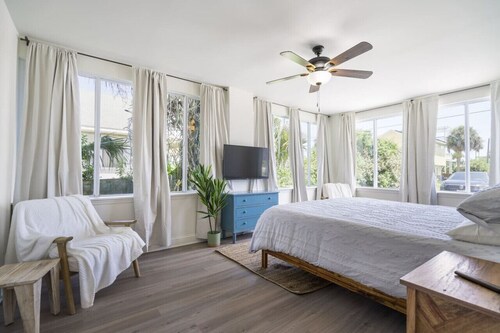 Beach Bliss:Cozy Home w/ Bikes, BBQ & Firepit